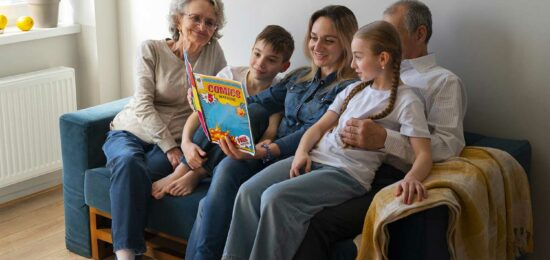 full-shot-famille-lisant-des-bandes-dessinees-ensemble